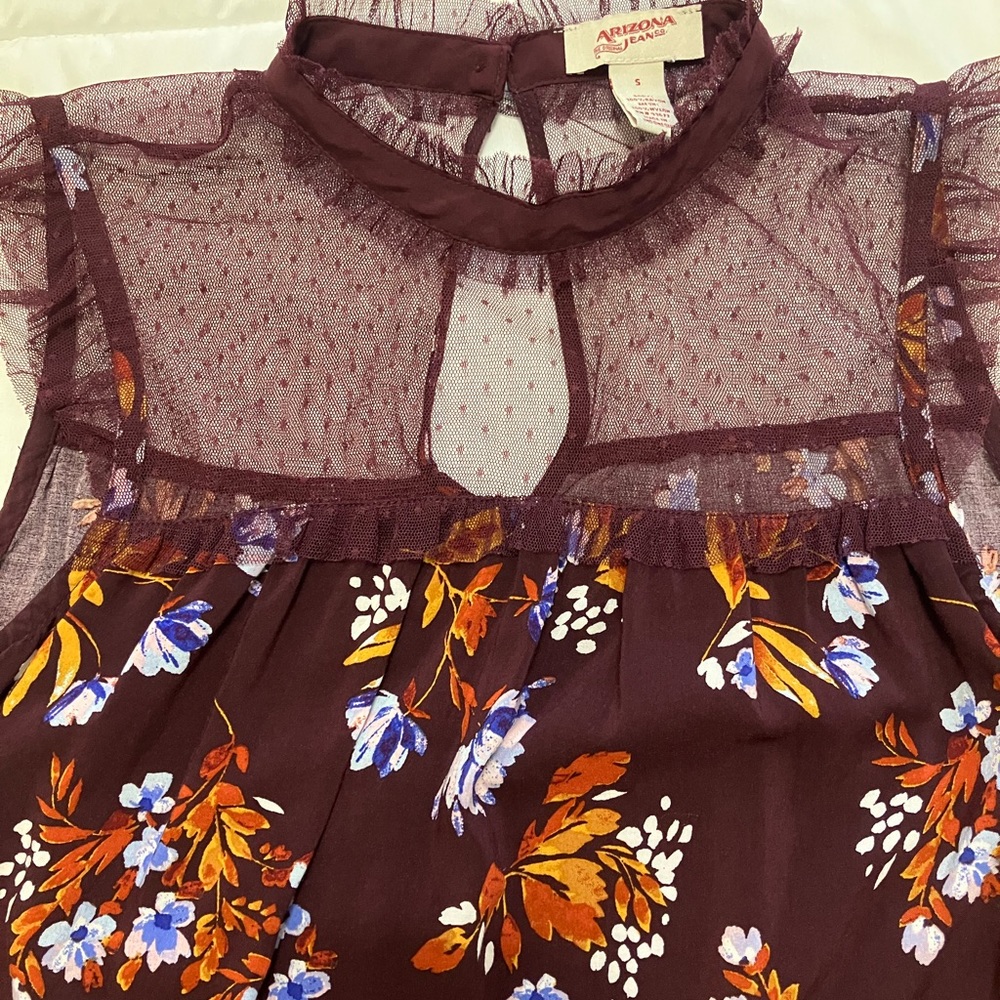 Arizona Jeans top. Size small. Button back closure. Floral burgundy color. - Picture 5 of 5